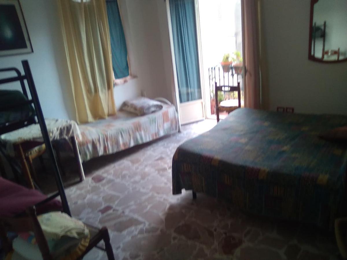 Room In Guest Room - Single Room With Shared Bathroom Taormina Exterior foto